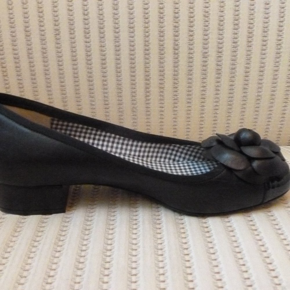 Chanel CC Logo Camellia Flower Low Heel Pumps - Picture 6 of 11